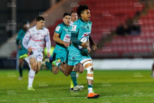 100126 - Scarlets v Section Paloise - Investec Champions Cup - Theo Attissogbe of Pau makes a break