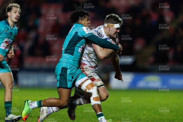 100126 - Scarlets v Section Paloise - Investec Champions Cup - Taine Plumtree of Scarlets is tackled by Theo Attissogbe of Pau on the way to scoring a try