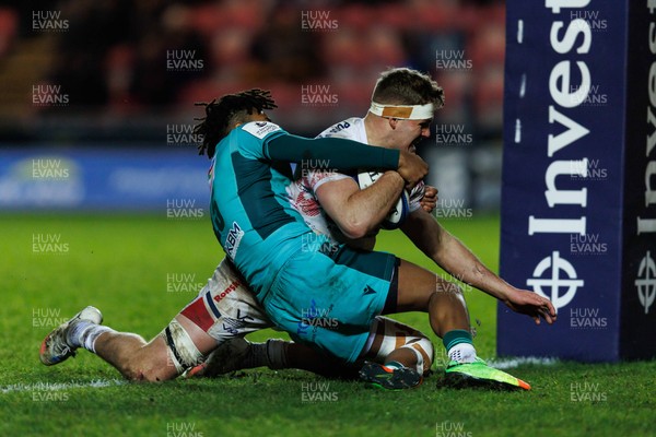 100126 - Scarlets v Section Paloise - Investec Champions Cup - Taine Plumtree of Scarlets is tackled by Theo Attissogbe of Pau on the way to scoring a try