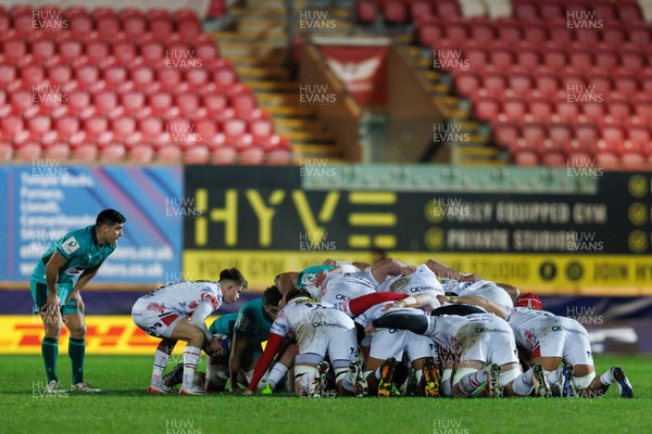 100126 - Scarlets v Section Paloise - Investec Champions Cup - Archie Hughes of Scarlets feeds a scrum