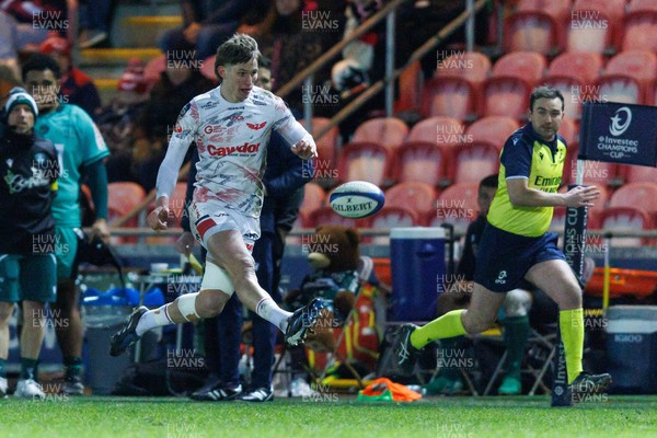 100126 - Scarlets v Section Paloise - Investec Champions Cup - Ellis Mee of Scarlets kicks the ball