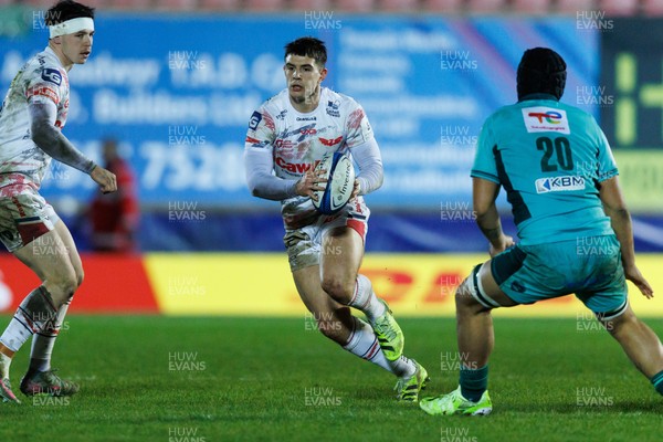 100126 - Scarlets v Section Paloise - Investec Champions Cup - Joe Hawkins of Scarlets looks for a gap