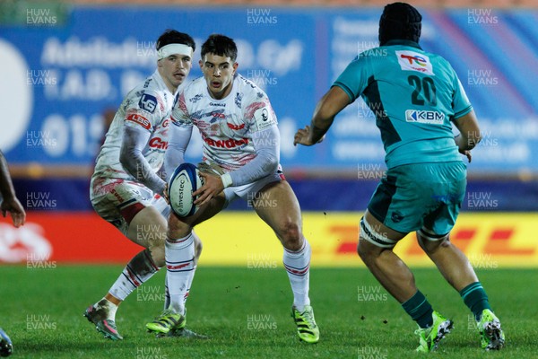 100126 - Scarlets v Section Paloise - Investec Champions Cup - Joe Hawkins of Scarlets looks for a gap
