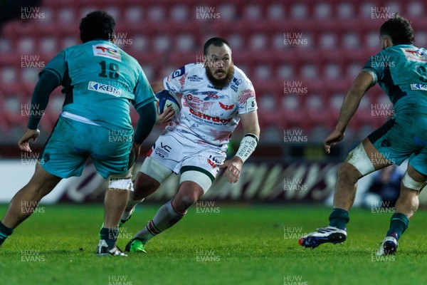 100126 - Scarlets v Section Paloise - Investec Champions Cup - Marnus van der Merwe of Scarlets on the charge
