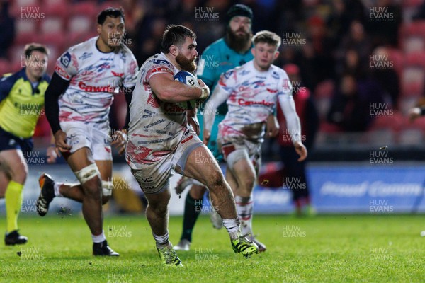 100126 - Scarlets v Section Paloise - Investec Champions Cup - Kemsley Mathias of Scarlets makes a break