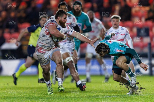 100126 - Scarlets v Section Paloise - Investec Champions Cup - Kemsley Mathias of Scarlets makes a break