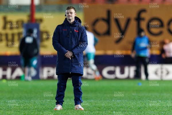 100126 - Scarlets v Section Paloise - Investec Champions Cup - Scarlets head coach Dwayne Peel during the warm up
