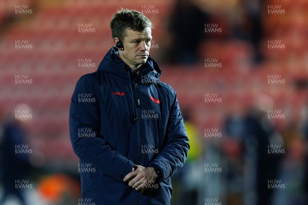 100126 - Scarlets v Section Paloise - Investec Champions Cup - Scarlets head coach Dwayne Peel during the warm up