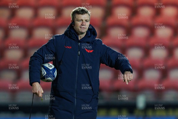 100126 - Scarlets v Section Paloise - Investec Champions Cup - Scarlets head coach Dwayne Peel during the warm up