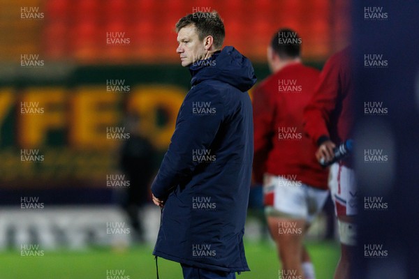 100126 - Scarlets v Section Paloise - Investec Champions Cup - Scarlets head coach Dwayne Peel during the warm up