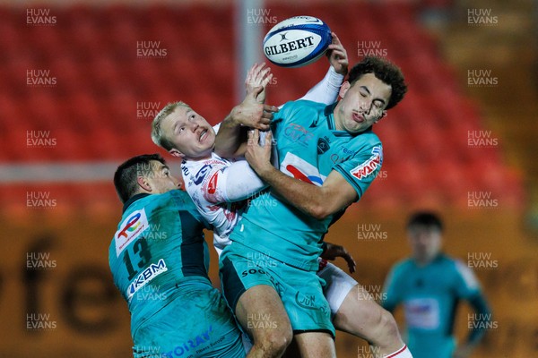 100126 - Scarlets v Section Paloise - Investec Champions Cup - Blair Murray of Scarlets compete for the ball with Nathan Decron and Gregoire Arfeuil of Pau