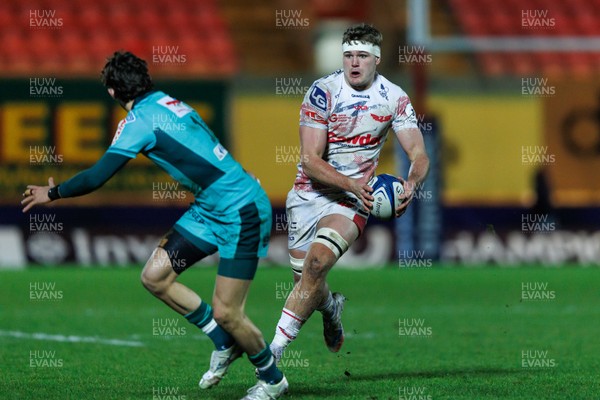 100126 - Scarlets v Section Paloise - Investec Champions Cup - Taine Plumtree of Scarlets takes on Gregoire Arfeuil of Pau