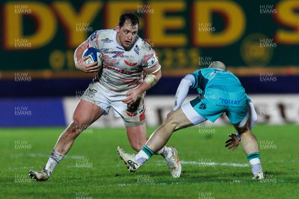 100126 - Scarlets v Section Paloise - Investec Champions Cup - Ryan Elias of Scarlets takes on Dan Robson of Pau