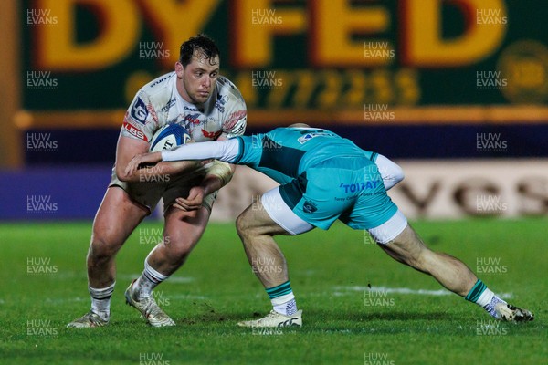 100126 - Scarlets v Section Paloise - Investec Champions Cup - Ryan Elias of Scarlets is tackled by Dan Robson of Pau