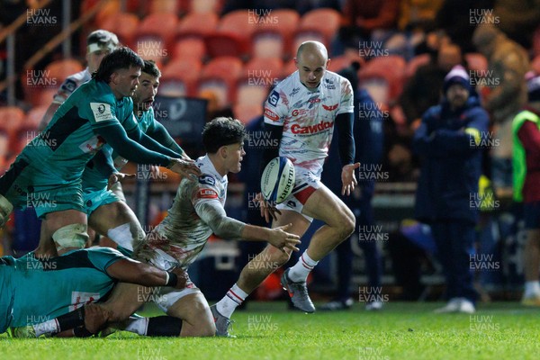 100126 - Scarlets v Section Paloise - Investec Champions Cup - Eddie James of Scarlets slips the ball to Ioan Nicholas of Scarlets