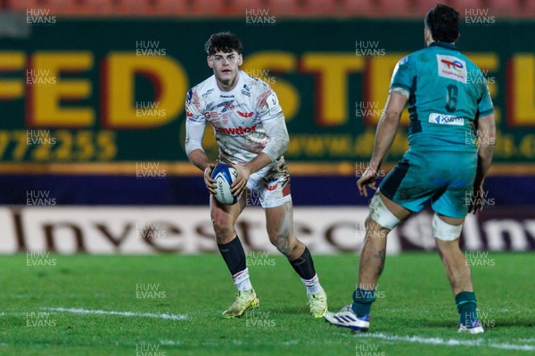 100126 - Scarlets v Section Paloise - Investec Champions Cup - Eddie James of Scarlets looks for a gap