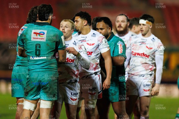 100126 - Scarlets v Section Paloise - Investec Champions Cup - Players shake hands at the end of the match