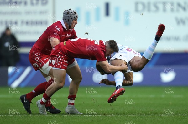 131018 - Scarlets v Racing 92, Champions Cup - Ben Volavola of Racing 92 is tackled by Steff Evans of Scarlets