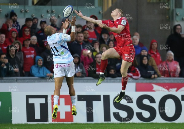 131018 - Scarlets v Racing 92, Champions Cup - Simon Zebo of Racing 92 and Johnny McNicholl of Scarlets compete for the ball