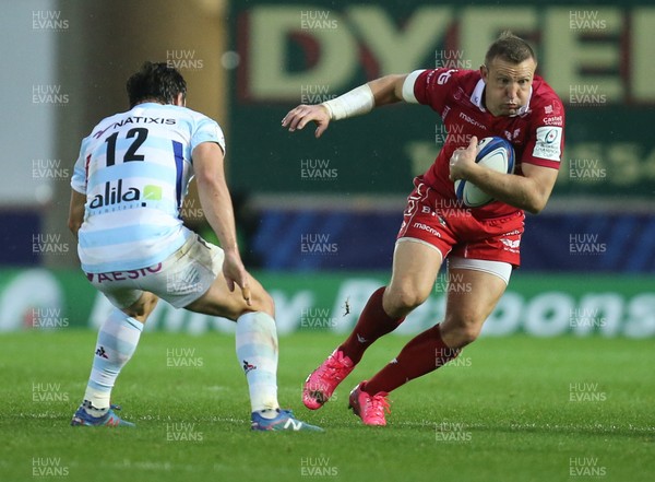 131018 - Scarlets v Racing 92, Champions Cup - Hadleigh Parkes of Scarlets takes on Henry Chavancy of Racing 92