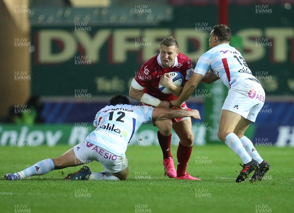 131018 - Scarlets v Racing 92, Champions Cup - Hadleigh Parkes of Scarlets takes on Henry Chavancy of Racing 92 and Olivier Klemenczak of Racing 92