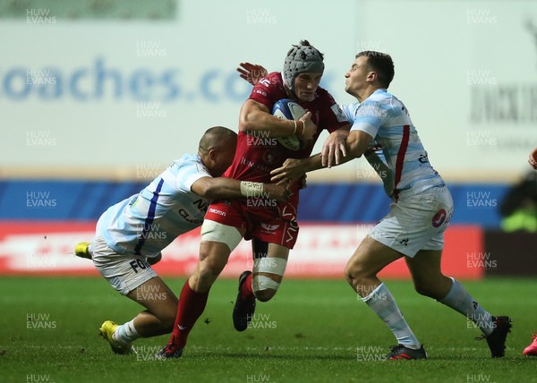 131018 - Scarlets v Racing 92, Champions Cup - Jonathan Davies of Scarlets is tackled by Simon Zebo of Racing 92 and Olivier Klemenczak of Racing 92