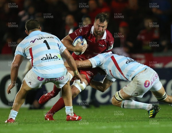 131018 - Scarlets v Racing 92, Champions Cup - David Bulbring of Scarlets takes on Baptiste Chouzenoux of Racing 92