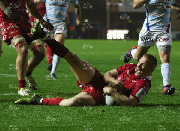 131018 - Scarlets v Racing 92, Champions Cup - Johnny McNicholl of Scarlets dives on the ball to score try