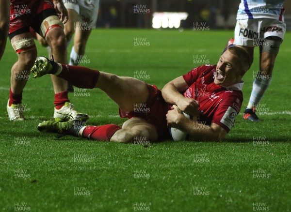 131018 - Scarlets v Racing 92, Champions Cup - Johnny McNicholl of Scarlets dives on the ball to score try