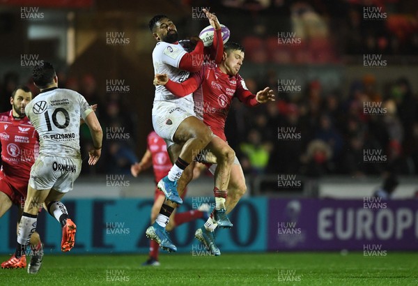 110120 - Scarlets v Toulon - European Rugby Challenge Cup - Julian Savea of Toloun and Steff Evans of Scarlets jump for high ball
