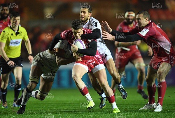 110120 - Scarlets v Toulon - European Rugby Challenge Cup - Kieran Hardy of Scarlets is tackled by Yoann Cottin and Swan Rebbadj of Toloun