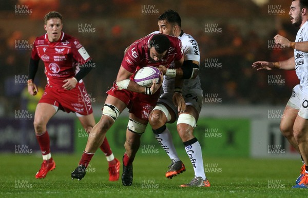 110120 - Scarlets v RC Toloun - European Rugby Challenge Cup - Uzair Cassiem of Scarlets is tackled by Liam Messam of Toloun