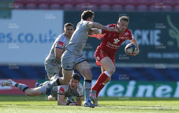 040421 Scarlets v Sale Sharks, European Champions Cup - Johnny McNicholl of Scarlets looks to break away