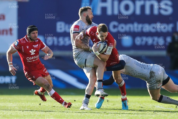 040421 Scarlets v Sale Sharks, European Champions Cup - Liam Williams of Scarlets is tackled by Simon Hammersley of Sale Sharks and Byron McGuigan of Sale Sharks