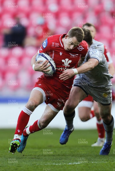 040421 Scarlets v Sale Sharks, European Champions Cup - Liam Williams of Scarlets is tackled short of the line