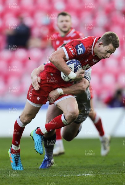 040421 Scarlets v Sale Sharks, European Champions Cup - Liam Williams of Scarlets is tackled short of the line
