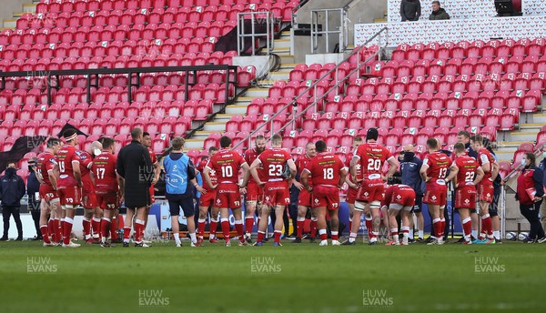 040421 Scarlets v Sale Sharks, European Champions Cup - The Scarlets players get together at the end of the defeat to Sale Sharks