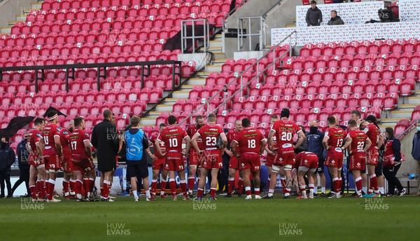 040421 Scarlets v Sale Sharks, European Champions Cup - The Scarlets players get together at the end of the defeat to Sale Sharks