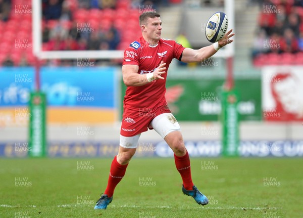 150117 Scarlets v Saracens - Champions Cup - Scott Williams of the Scarlets on the attack by Gwenno Davies/Huw Evans Agency