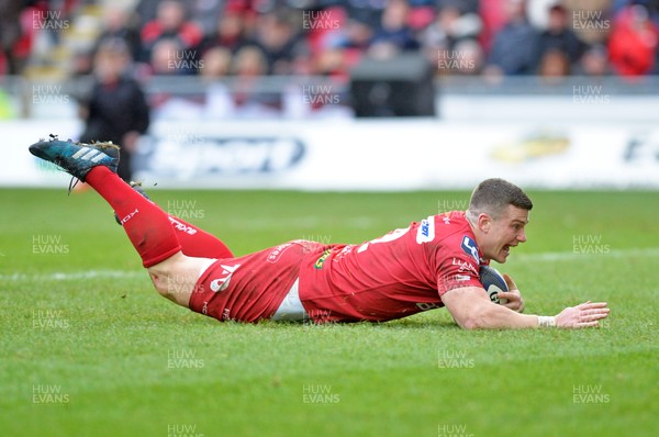 150117 Scarlets v Saracens - Champions Cup - Scott Williams of the Scarlets dives over for a try by Gwenno Davies/Huw Evans Agency