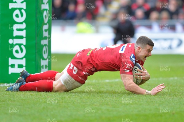 150117 Scarlets v Saracens - Champions Cup - Scott Williams of Scarlets scores a try  by Gwenno Davies/Huw Evans Agency