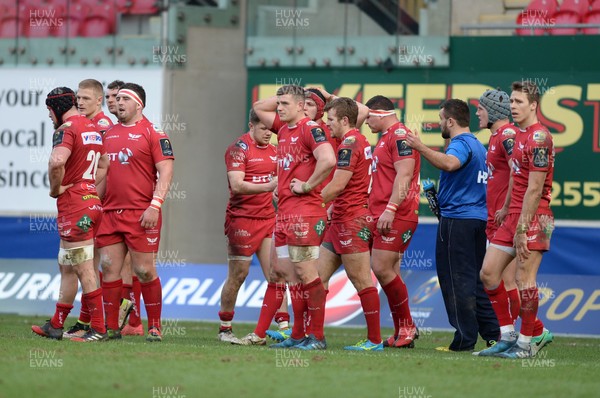 150117 Scarlets v Saracens - Champions Cup - Scarlets look dejected at the final whistle  by Gwenno Davies/Huw Evans Agency