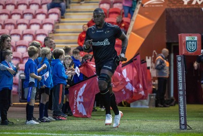 180926 - Scarlets v Saracens - Preseason Friendly - Maro Itoje of Saracens leads his team out