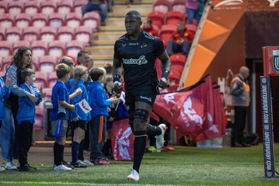 180926 - Scarlets v Saracens - Preseason Friendly - Maro Itoje of Saracens leads his team out