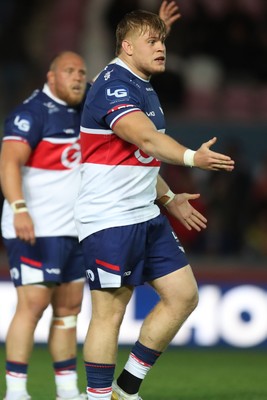 180926 - Scarlets v Saracens - Preseason Friendly - Gabe Hawley of Scarlets appeals to the referee 