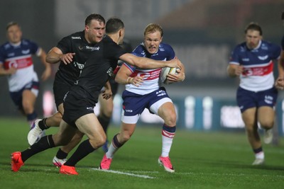 180926 - Scarlets v Saracens - Preseason Friendly - Blair Murray of Scarlets fends off Saracens defenders
