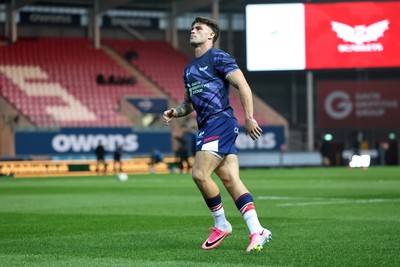 180926 - Scarlets v Saracens - Preseason Friendly - Joe Roberts of Scarlets in the warm up 