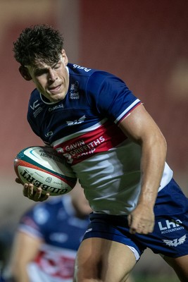 180926 - Scarlets v Saracens - Preseason Friendly - Eddie James of Scarlets breaks away to score