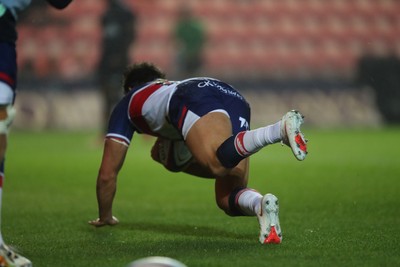 180926 - Scarlets v Saracens - Preseason Friendly - Eddie James of Scarlets scores a try