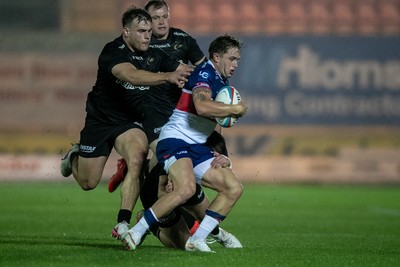 180926 - Scarlets v Saracens - Preseason Friendly - Macs Page of Scarlets tries to evade Olly Hartley of Saracens 